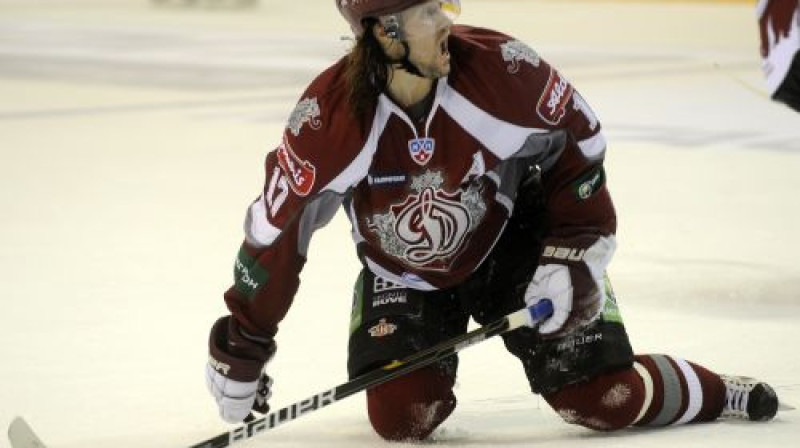Aleksandrs Ņiživijs ir viens no retajiem krievu hokejistiem "Dinamo", kurš varētu būt elks jaunajiem censoņiem. 
Foto: Romāns Kokšarovs, Sporta Avīxe