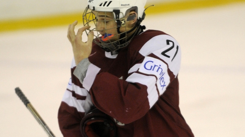 Jaunais talants Teodors Bļugers uz NHL cer tikt caur NCAA.
Foto: Romāns Kokšarovs, Sporta Avīze, f64