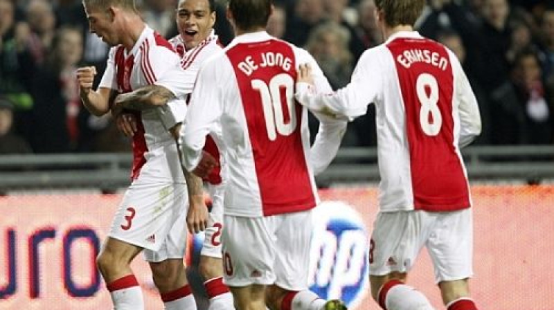 ''Ajax'' spēlētāji atzīmē vārtu guvumu
Foto: fcupdate.nl