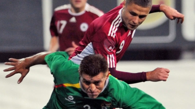 Māris Verpakovskis uzglūn bolīviešu futbolistam. Foto: AP/Scanpix