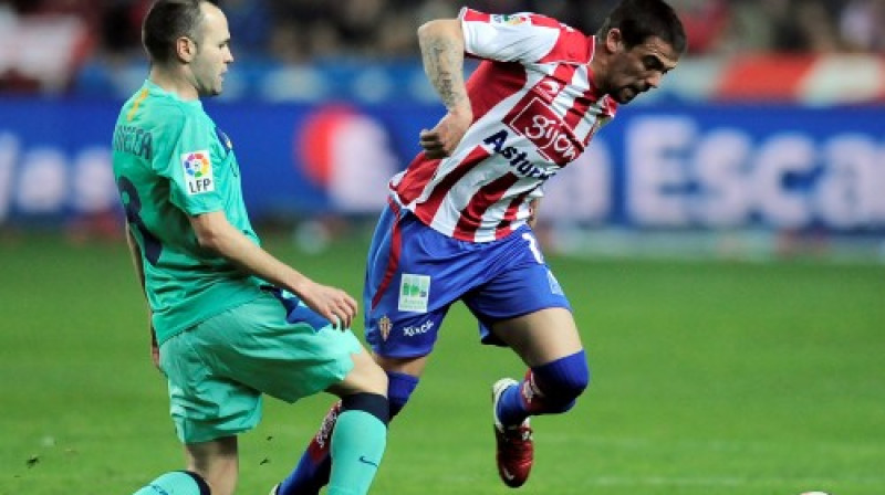 Andress Injesta ("Barcelona") divcīņā ar Načo Novo ("Sporting Gijon")
Foto: AP/ Scanpix