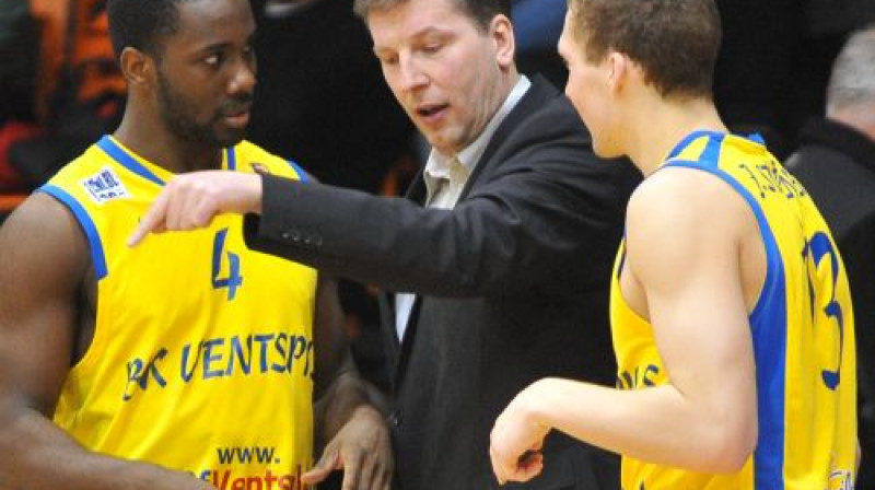 Vai BK Ventspils galvenajam trenerim Guntim Endzelam FIBA Izaicinājuma kausa ceturtdaļfināla izšķirošajā spēlē Ostendē izdosies saskaņot Vejinmi Efedžuku individuālos gājienus ar komandas...