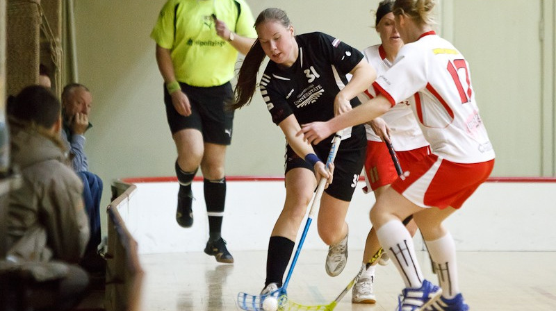 Luīze Biļinska (# 31) spēkojas ar "lauvenēm"
Foto: Mārtiņš Šults, www.floorball.lv