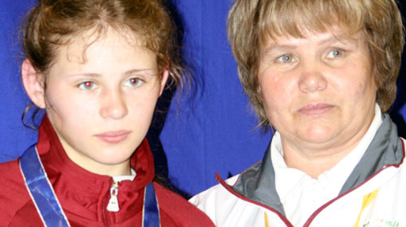 Karalīna Tjapko ar savu treneri 2008. gadā
Foto: latgaleslaiks.lv