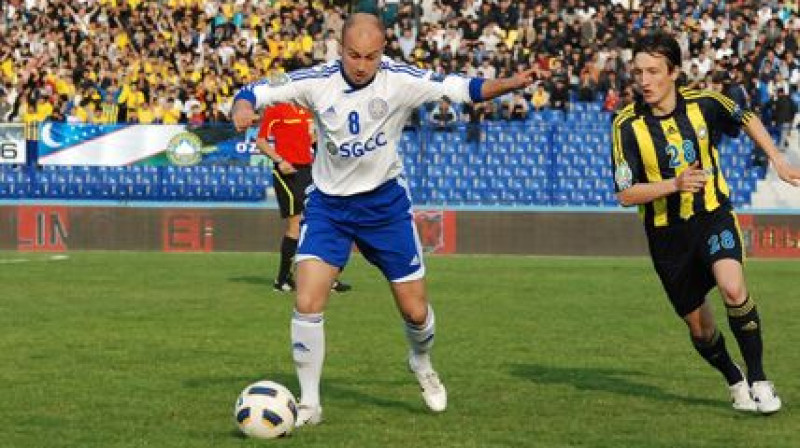 Andrejs Perepļotkins ar bumbu
Foto: www.fcnasaf.uz