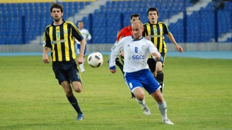 Andrejs Perepļotkins cīņā par bumbu
Foto: www.fcnasaf.uz