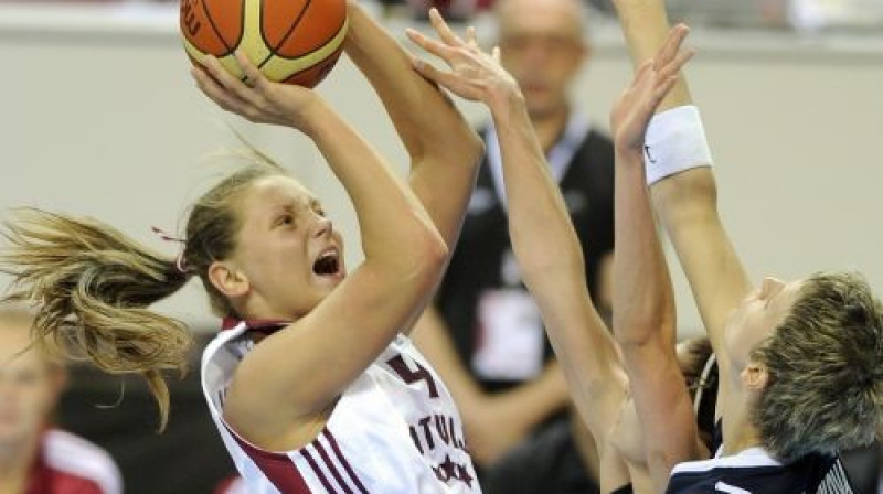 Sabīnei Niedolai, tāpat kā citām Latvijas valstsvienības basketbolistēm, vēl jāatrod īstai asums uzbrukumā.
Foto: Romans Kokšarovs, F64