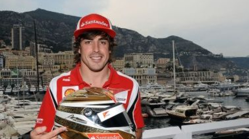 Fernando Alonso ar savu jauno ķiveres krāsojumu
Foto: Ferrari spa/Ercole Colombo