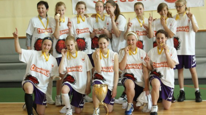 Lilita Bergvalde (otrajā rindā pirmā no kreisās) un Rīdzenes U14 grupas komanda - Swedbank LJBL čempiones.
Foto: Monika Jubele