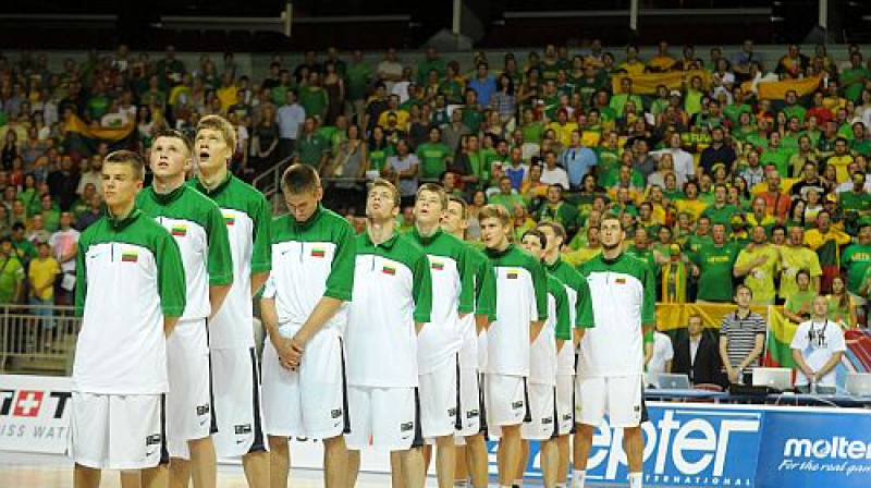 Uz Lietuvas U19 izlases spēli pusfinālā no kaimiņvalsts bija atbraukuši vairāk nekā 3000 līdzjutēju. Uz finālu būšot vēl vairāk.
Foto: Romāns Kokšarovs, Sporta Avīze, f64