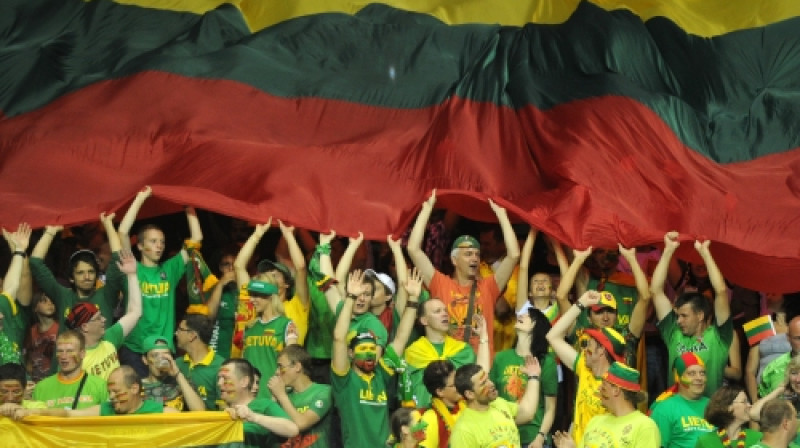 Arī basketbola tribīnēs mūsdienās ir lietuviešu pārsvars...

Foto: f64