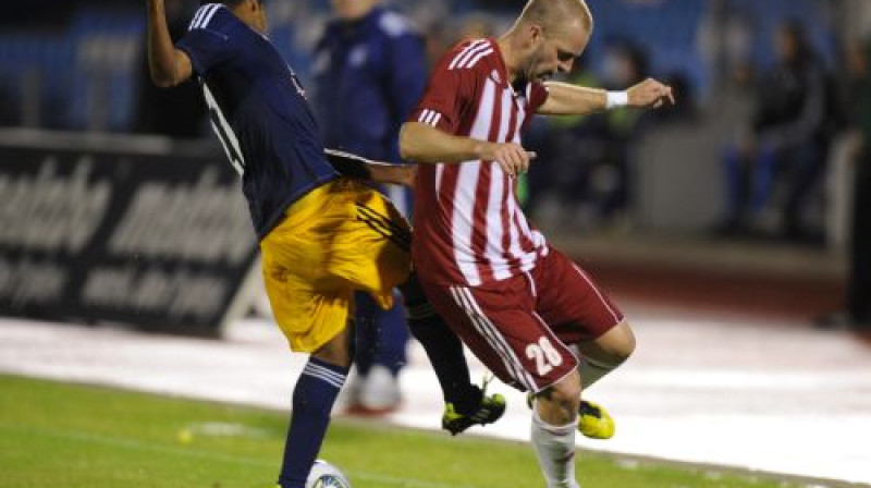 Antons Jemeļins (no labās) spēlē pret "Red Bull"
Foto: Romāns Kokšarovs, Sporta Avīze, f64