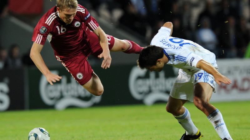 Sniegums valstsvienībā nemudina atzīt uzbrucēju Artjomu Rudņevu (pa kreisi) par šā gada labāko Latvijas futbolistu... Foto: Romāns Kokšarovs, "Sporta Avīze"