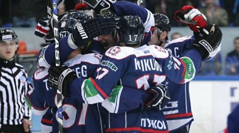 ''Torpedo'' hokejisti atzīmē vārtu guvumu
Foto: hctorpedo.ru