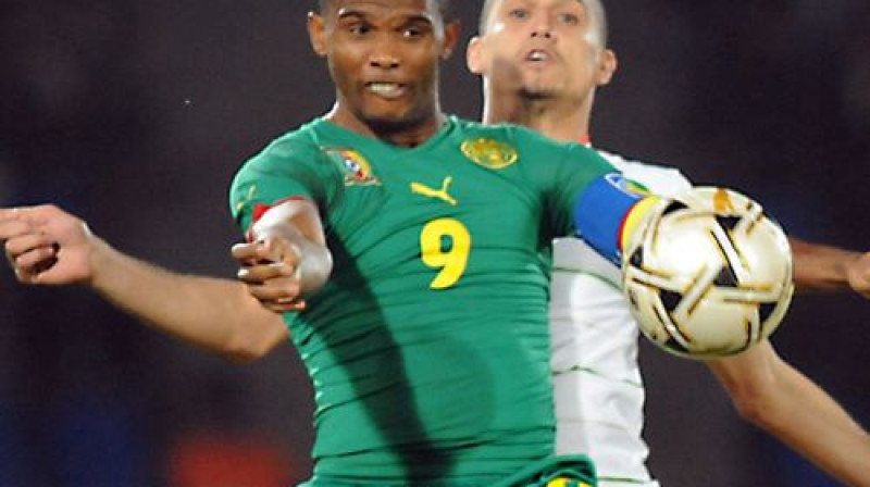 Samuels Eto'o (priekšplānā) cīņā ar marokāni Badru Elkaduri
Foto: AFP/Scanpix