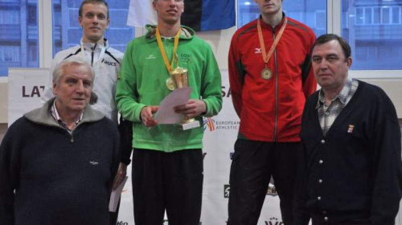 Henriks Silovs (pa kreisi) ar iepriekšējā gada elites grupas laureātiem
Foto: Ivars Račko, Sportacentrs.com