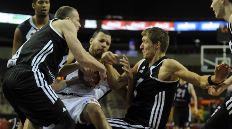 Gatis Jahovičs, Kaspars Bērziņš un Dairis Bertāns pašaizliecībā cīņā par galveno spēles priekšmetu 
Foto: Romāns Kokšarovs, Sporta Avīze, f64