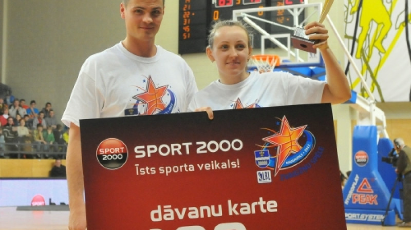 Sport 2000 B.a.l.l. trīspunktnieku konkursa uzvarētāja Kristīna Egle un Sport 2000 pārstāvis Salvis Mētra.
Foto: Romualds Vambuts