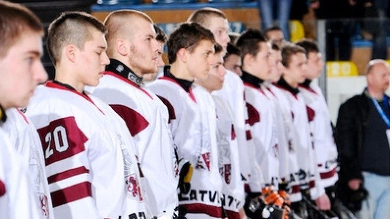 Latvijas jaunie hokejisti turnīru noslēdza devītajā vietā, tādējādi saglabājot vietu augstākajā divīzijā. 
Foto: IIHF