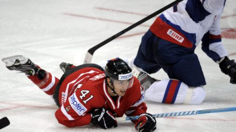 Alekss Berouzs spēlē pret Slovākiju
Foto: AFP/Scanpix