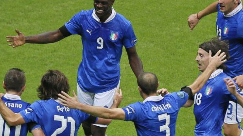 Mario Balotelli guva abus Itālijas vārtus
Foto: AP/Scanpix