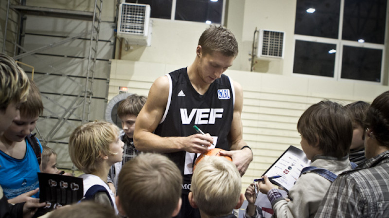 Kaspars Bērziņš pēc spēles Jēkabpilī dāvā autogrāfus vietējiem basketbola līdzjutējiem 
Foto: Mikus Kļaviņš, VEF Riga