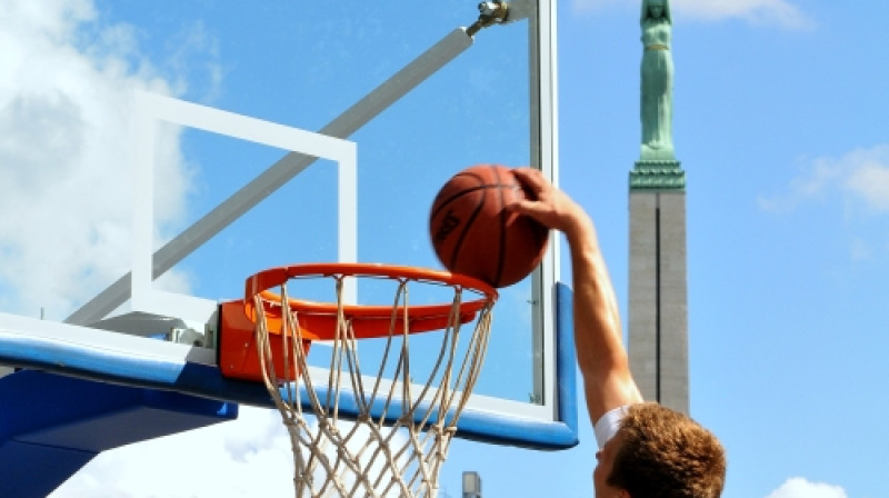 Latvijas čempionāta 3x3 basketbolā norises vietu kā pirmais izmēģināja viens no Latvijas atraktīvākajiem slam dunk meistariem Agris Duļbinskis, kuram ar piespēlēm asistēja Rīgas domes...