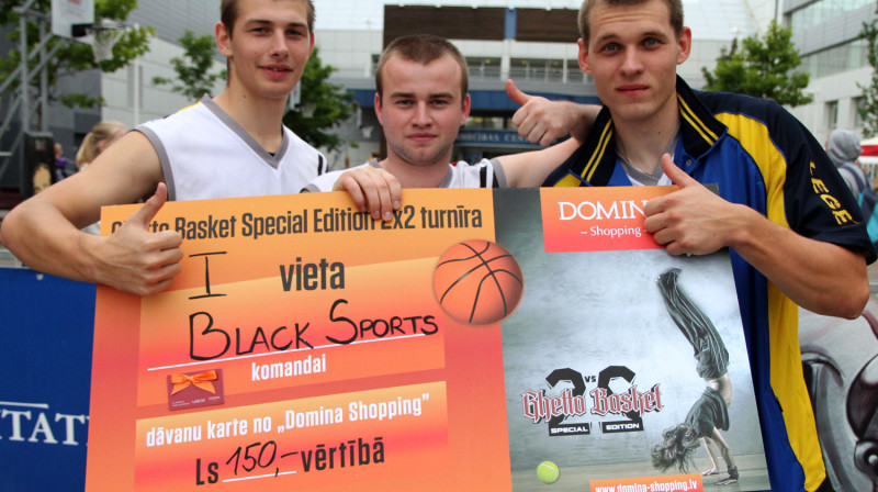 "Ghetto Basket Speciali Edition 2x2" uzvarēja "Black Sports" - Artūrs Ausējs, Juris Ojāru, Ivars Zemītis
Foto: Renārs Buivids