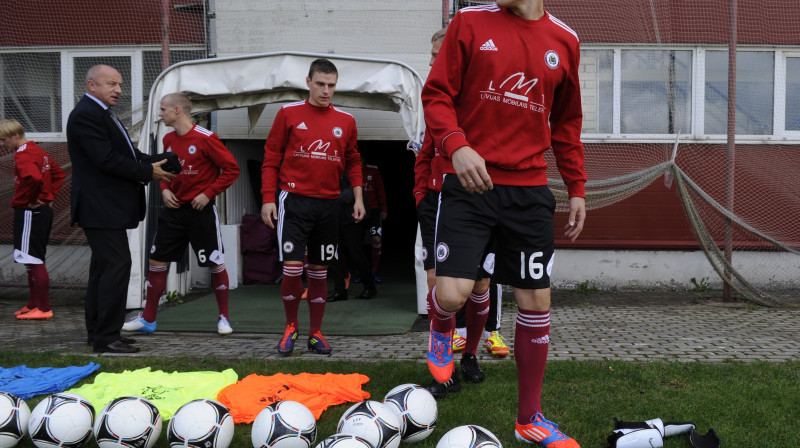 Uzbrucēja Artjoma Rudņeva (att. pirmais no labās) skatiens "Skonto" stadiona tribīņu virzienā laikam nav nejaušs... Foto: Romāns Kokšarovs, "Sporta Avīze"