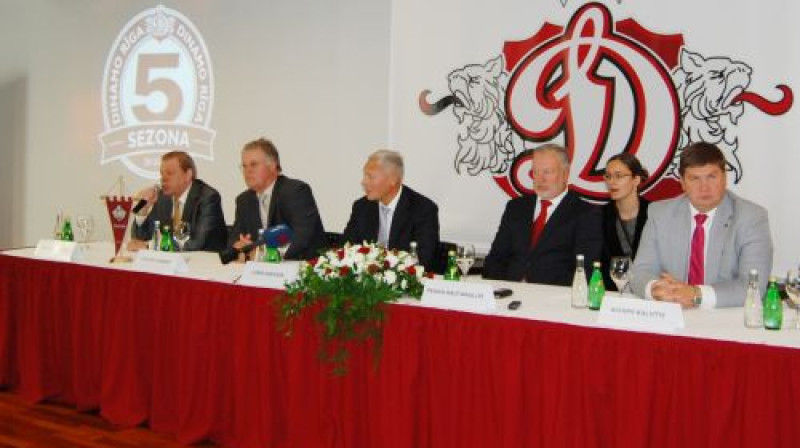 Kirovs Lipmans (pirmais no kreisās) "Dinamo" jaunās sezonas prezentācijā
Foto: Inga Nestere, f64