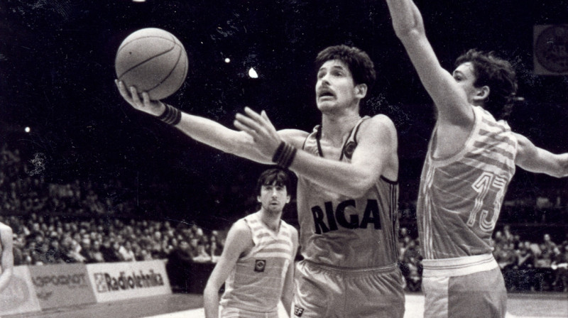 VEF - CSKA 1985.gada 26.oktobrī: Valdis Valters pret Igoru Miglinieku. Fonā - Sergejs Tarakanovs.
Foto: Jānis Eglis