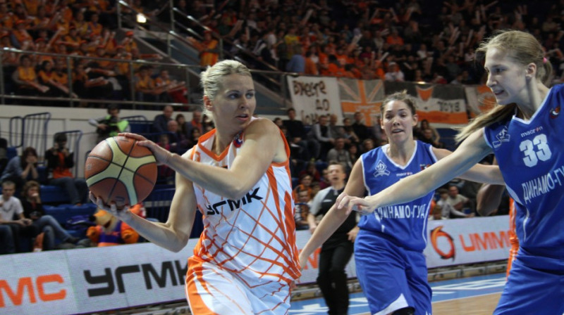 Anete Jēkabsone-Žogota izbraukuma spēlē pret "Novi Zagreb" iemeta 4 no 7 tālmetieniem un pārsniedza 2000 gūto punktu robežu Eiropas kausos
Foto: www.basket.ugmk.com