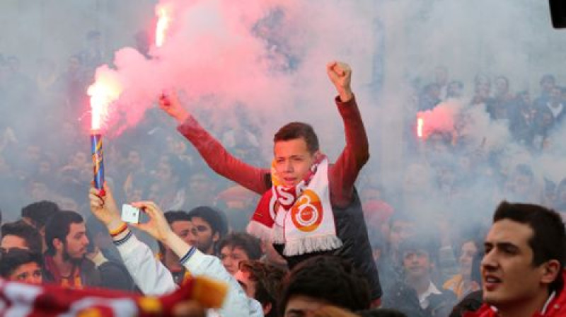 "Galatasaray" līdzjutēji sagaida Vesliju Sneideru lidostā
Foto: AFP/Scanpix