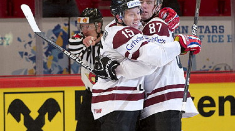 2012. gada maijs. Latvijas izlases uzbrucēji Ronalds Ķēniņš un Gints Meija ļoti priecīgi. Foto avots: championat.com