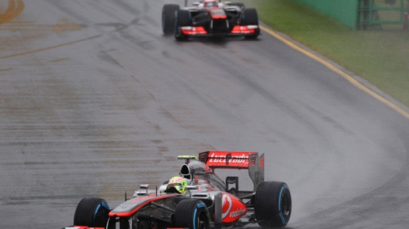 "McLaren" piloti slapjajā Melburnas trasē
Foto: Digitale/Scanpix