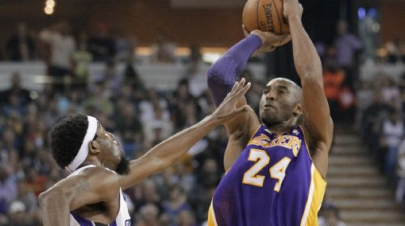 Kobe Braients izdara metienu pāri Džona Salmonsa rokām
Foto:AP/Scanpix