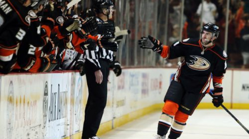 "Ducks" spēlētāji apsveic pirmo vārtu guvēju Kailu Palmjeri (pa labi)
Foto:AP/Scanpix