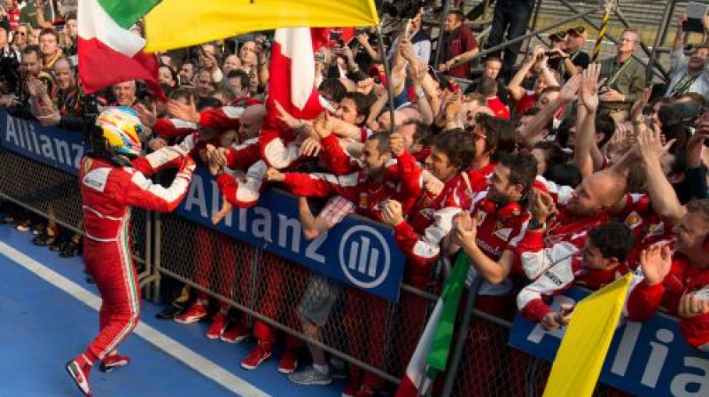 Fernando Alonso ar ''Ferrari'' komandu svin uzvaru Ķīnas GP
Foto: Scanpix/AFP