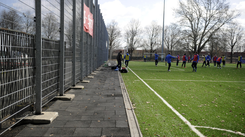 Futbols ir pārāk traumatisks, lai varētu atļauties vēl tādu "greznību", kas redzama attēlā - tikai metru no vārtu līnijas ir betona "līnijas"... Foto: Romāns Kokšarovs, "f64/Photo agency"