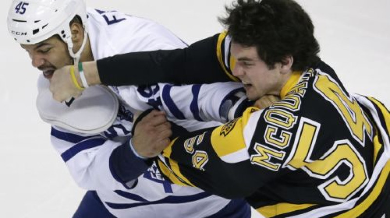 Marks Freizers pret Adamu Makveidu, Toronto "Maple Leafs" pret Bostonas "Bruins"
Foto: AP/Scanpix