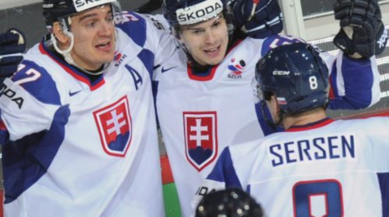 Slovākijas izlases hokejisti priecājas par panākumu
Foto:AFP/Scanpix