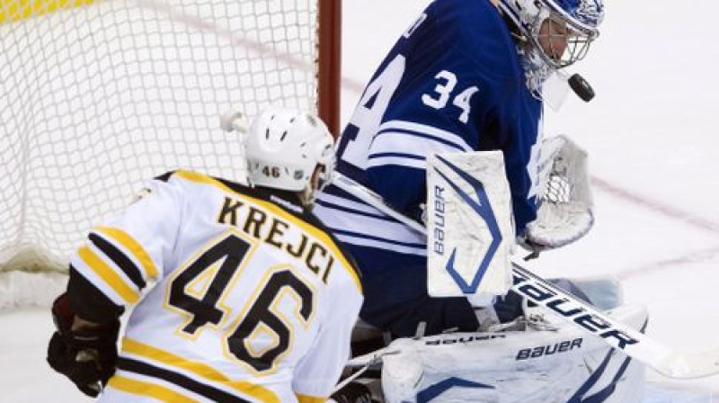 Dāvids Krejči dodas uzbrukumā "Maple Leafs" vārtiem
Foto:AP/Scanpix