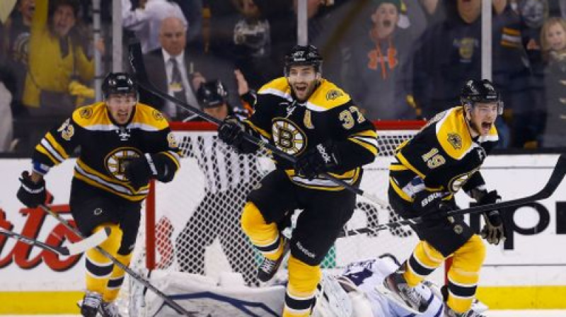 "Bruins" hokejisti pamet Toronto vārtsargu Džeimsu Reimeru "nokdaunā"
Foto:AFP/Scanpix