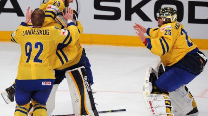 Zviedrijas hokejisti līksmo - viņi pirmo reizi kopš 2006. gada uzvarējuši pasaules čempionātā
Foto: AFP/Scanpix