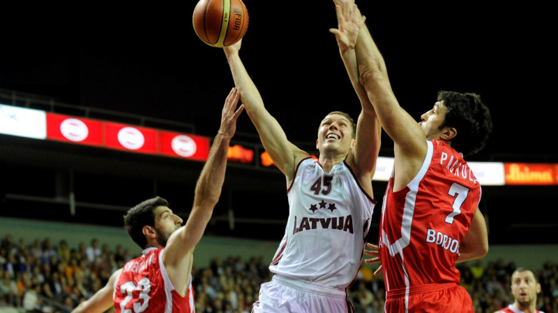 Dairis Bertāns (ar bumbu)
Foto: Romāns Kokšarovs, Sporta Avīze, f64