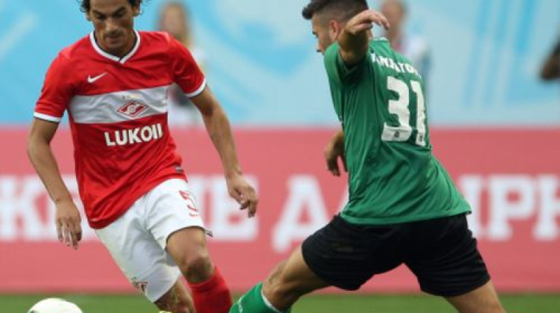 "Spartak" spēlētājs Tino Kosta cīnās ar "St. Gallen" futbolistu Dejanu Jantoviču
Foto:ITAR-TASS/Scanpix