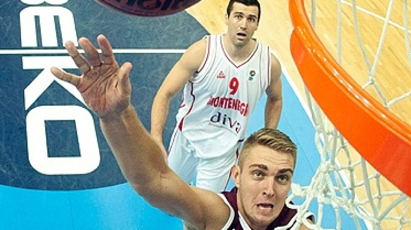 Rolands Freimanis un Latvijas valstsvienība: jāatgūst pārliecība, kāda bija pirmajās divās spēlēs.
Foto: FIBAEurope.com