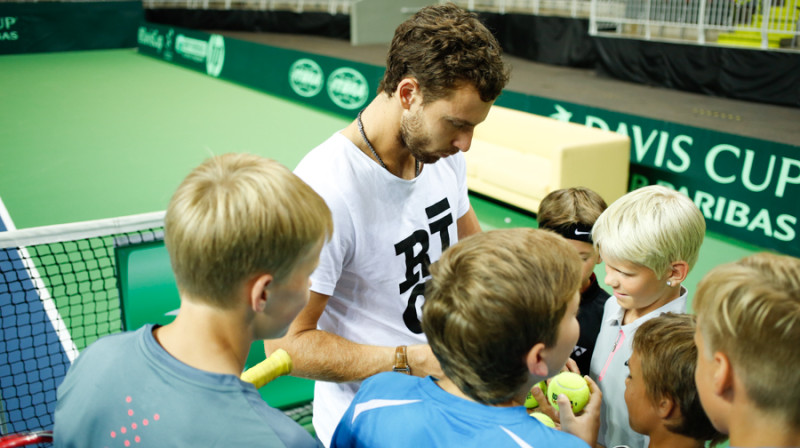 Ernests Gulbis sniedz autogrāfus mazajiem tenisistiem
Foto: Kaspars Volonts, LTS