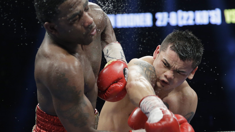 Markoss Maidana (no labās) darbībā 
Foto: AP/Scanpix