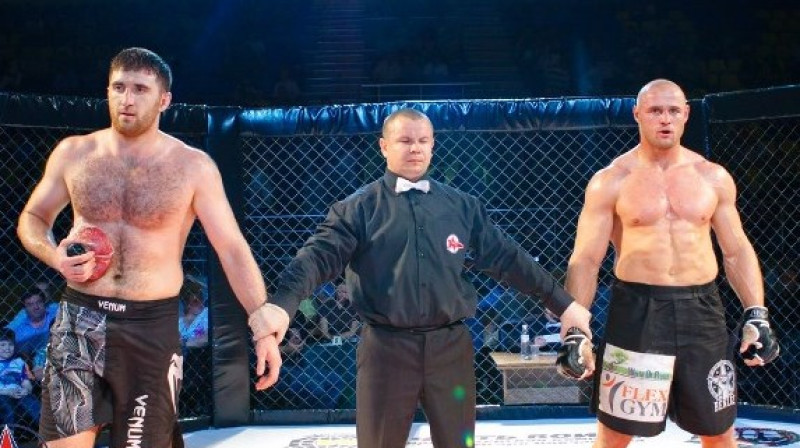 Ruslans Magomedovs (no kreisās) un Konstantīns Gluhovs pēc cīņas
Foto: zvezdaringa.ru